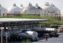 Formalizan acuerdo para desregular ventas al mayoreo de combustible