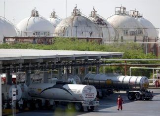 Formalizan acuerdo para desregular ventas al mayoreo de combustible