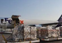 Llega vuelo proveniente de EU con insumos médicos