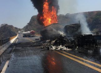 Explosión de pipa causa cierre de autopista Colima-Guadalajara