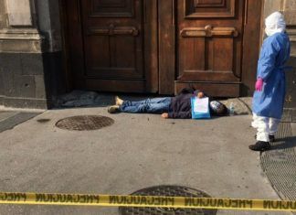 Protesta hombre posiblemente enfermo de COVID-19 en Palacio Nacional