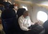 Nuevamente AMLO utiliza cubrebocas en vuelo comercial