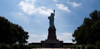 Isla en Estatua de la Libertad recibe pocos turistas a causa del COVID-19