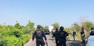 Michoacán / Queman vehículos e instalan bloqueos en municipios