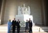 AMLO colocó ofrenda en estatuas de Lincoln y Juárez