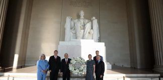 AMLO colocó ofrenda en estatuas de Lincoln y Juárez
