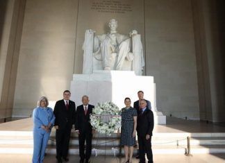 AMLO colocó ofrenda en estatuas de Lincoln y Juárez