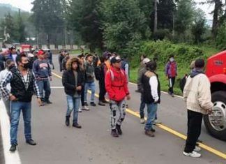 Michoacán / Estudiantes bloquean carretera de Cherán