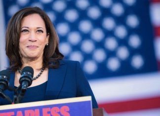 Harris aparece por sorpresa en sede del Partido Demócrata