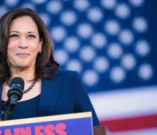 Harris aparece por sorpresa en sede del Partido Demócrata