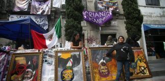 Manifestantes de CNDH, exigen renuncia de Sánchez Cordero