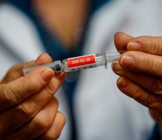 Falleció voluntario de prueba contra COVID-19