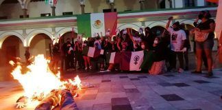 Veracruz / Grupo de mujeres queman muñeco de AMLO