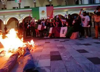 Veracruz / Grupo de mujeres queman muñeco de AMLO