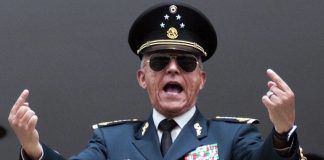Detienen al ex funcionario, Salvador Cienfuegos