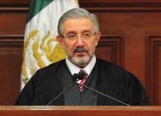 AMLO aucsó de «conservador» a ministro Aguilar por suspensión de libros de texto