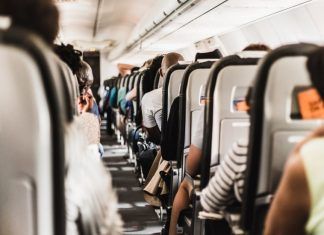 Durante vuelo, muere mujer por COVID-19