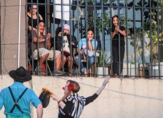 Circo itinerante regala diversión a niños en albergue