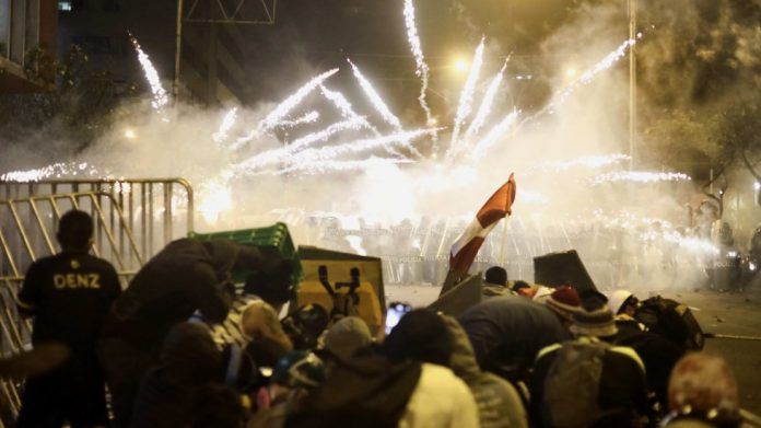 enfrentamiento-entre-manifestantes-y-la-policia-en-peru
