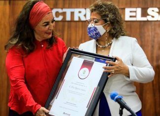 Galardonan a Elsa Aguirre, actriz de la época de oro