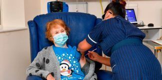 Mujer de 90 años, primera en vacunarse contra COVID-19
