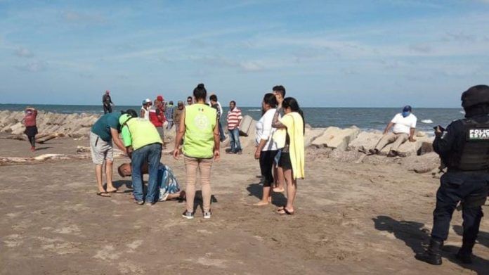 rescate-de-hombre-en-playa-de-anton-lizardo-veracruz