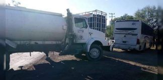 Michoacán / Civiles armados roban vehículo en carretera Apatzingán–Aguililla
