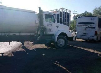 Michoacán / Civiles armados roban vehículo en carretera Apatzingán–Aguililla