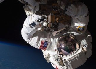 Astronautas cumplen misión fuera de EEI