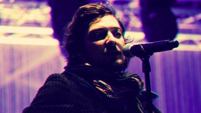 leon-larregui-reaparece-en-twitter-y-afirma-que-es-su-cuerpo-y-su-eleccion-aplicarse-vacuna-contra-covid-19
