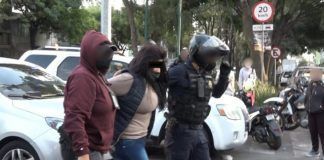 Detienen a mujer por vender armas en CDMX