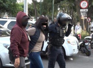 Detienen a mujer por vender armas en CDMX