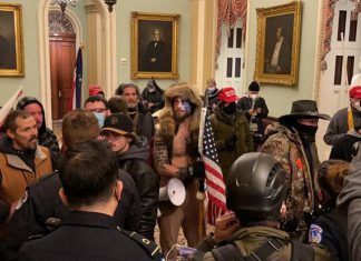 Simpatizantes de Trump rodean el Capitolio