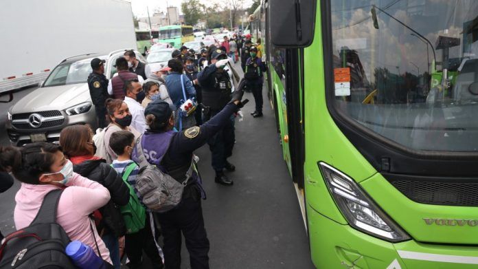 Incendio en Metro de Ciudad de México deja un muerto y 6 líneas sin servicio