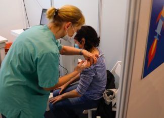 Israel líder en inmunizar a población contra COVID-19