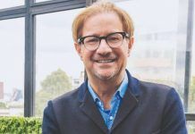 Extraditarán a México al escritor Andrés Roemer