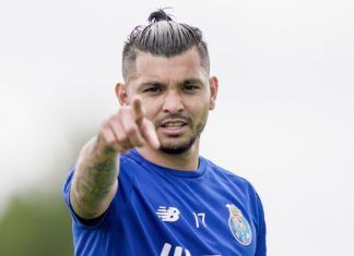 «Tecatito» Corona acordó tres temporadas más con el Sevilla