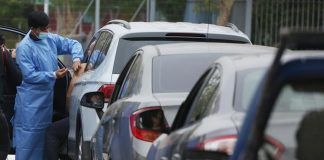 Chile vacuna a personas dentro de sus coches