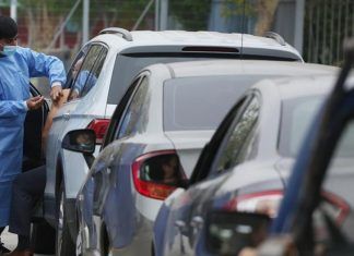 Chile vacuna a personas dentro de sus coches