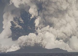 Erupción de volcán submarino cerca de Tonga, provocó un tsunami