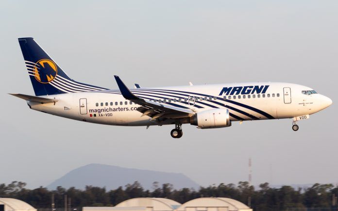Magnicharters_Boeing_737-3H4_(XA-VDD)_at_Mexico_City_International_Airport