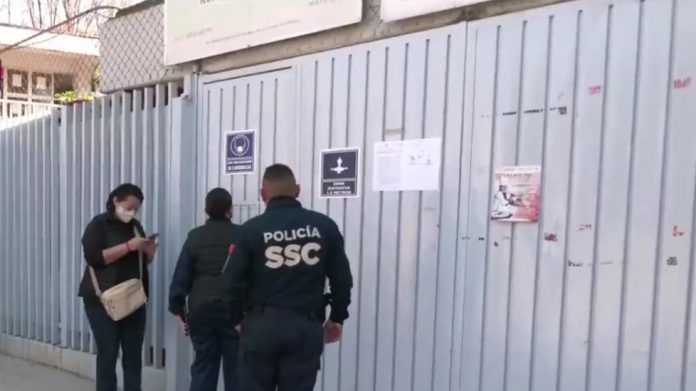 autoridades-afuera-de-la-secundaria-diurna-no-79-de-iztapalapa