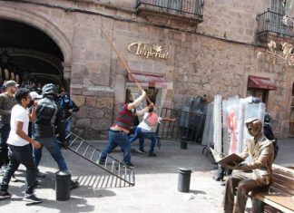 Michoacán / Se enfrentan normalistas y maestros de la CNTE en Morelia