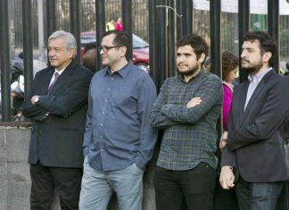AMLO dice sentirse orgulloso de que sus hijos aguanten espionajes