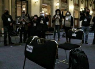 Reporteros protestan en mañanera por asesinatos a colegas