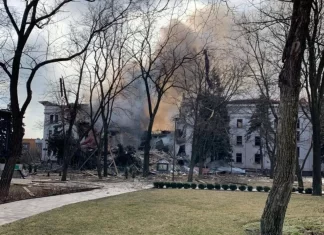 Rusos bombardean teatro en donde se refugiaban civiles