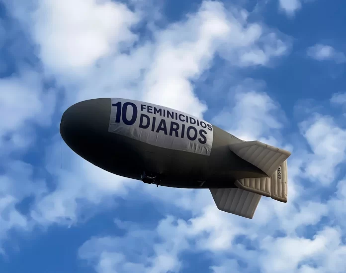 dirigible-con-leyendas-sobre-los-feminicidios-en-mexico