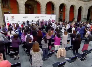Mujeres de la 4T ovacionan a AMLO