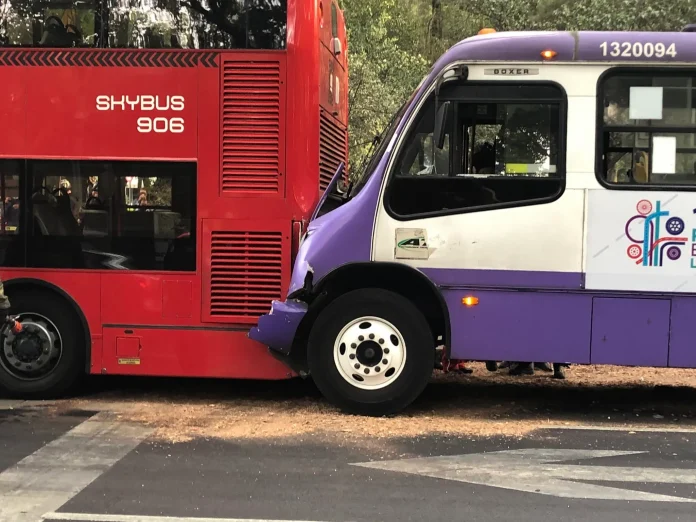 choque-entre-camion-y-metrobus