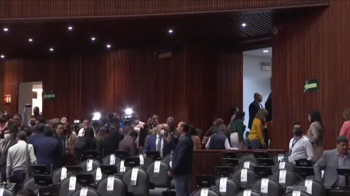 diputados-de-oposicion-abandonan-sesion